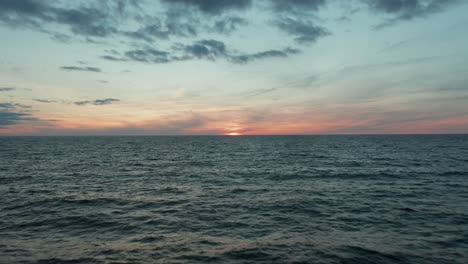 Goldener-Sonnenuntergang-An-Der-Ostsee-Mit-Dramatischen-Wolken
