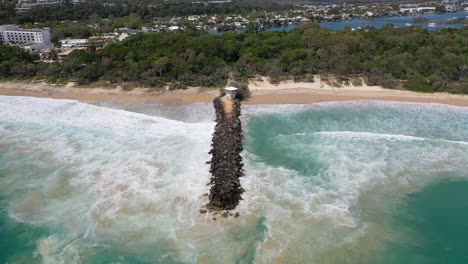 Luftaufnahme-Eines-Australischen-Wellenbrechers-Und-Einer-Rettungsstation-Mit-Brechenden-Wellen