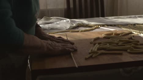 Anciana-Del-Sur-De-Italia-Rodando-Masa-Para-Preparar-Pasta-Casera-Tradicional-Italiana