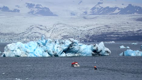 Pequeños-Barcos-De-Turismo-Se-Acercan-A-Un-Gran-Iceberg