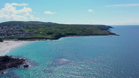 Drohnenansicht-Entlang-Des-Strandes-Von-Porthmeor-In-St.-Ives,-Cornwall