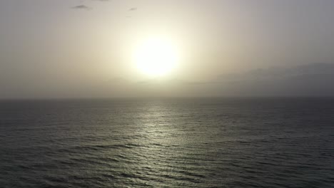Dunstiger-Sonnenaufgang-über-Dem-Meer-An-Der-Goldküste