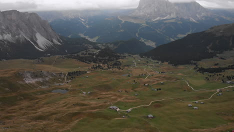 Luftaufnahme-Von-Drohne-über-Dem-Dorf-Bei-Seceda,-Dolomiten-Italien