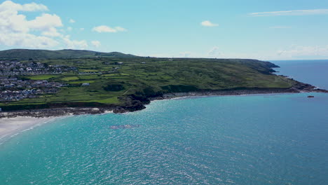 Vista-Aérea-De-Drones-A-Lo-Largo-De-La-Playa-De-Porthmeor-En-St-Ives-Cornwall