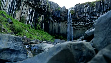 Una-Majestuosa-Cascada-En-Islandia-Durante-El-Verano