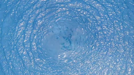 Luftbild-Von-Poolwasser,-Das-In-Zeitlupe-Plätschert