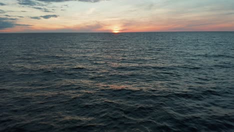 Goldener-Sonnenuntergang-An-Der-Ostsee-Mit-Dramatischen-Wolken