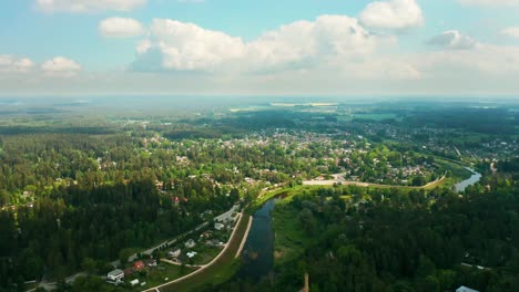 Luftaufnahme-Einer-Grünen-Kleinstadt-Oger-In-Lettland