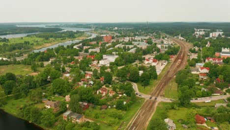 Vista-Aérea-De-Una-Ciudad-Ribereña-Verde-De-Ogre-En-Letonia