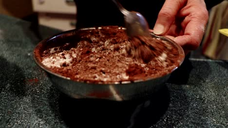 Eine-Person-Mischt-Das-Mehl-Mit-Schokoladenpulver,-Um-Einen-Kuchen-Zu-Machen