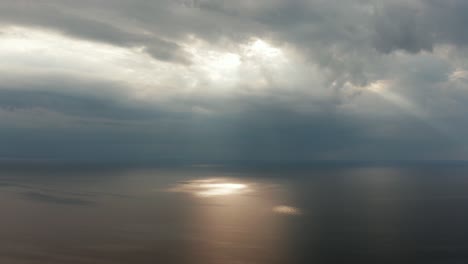 Erstaunliche-Gottstrahlen-über-Der-Bedeckten-Ostsee