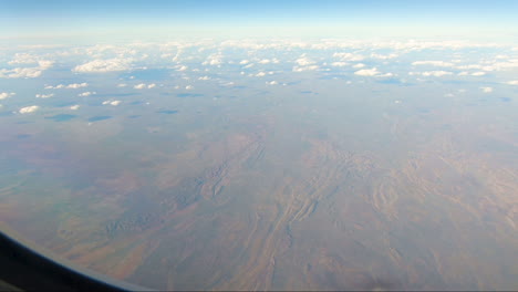 Weiße-Wolken-Werfen-Schatten-Auf-Rote-Erde-Outback-Australien-Darwin-Nach-Sydney-Nördliches-Territorium-Australien