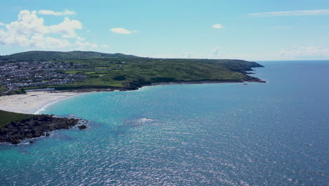 Drohnenansicht-Entlang-Des-Strandes-Von-Porthmeor-In-St.-Ives,-Cornwall