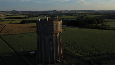 Luftaufnahmen-Eines-Wasserturms-An-Einem-Sommerabend