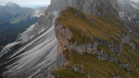 Luftaufnahme-Von-Der-Drohne-Der-Seceda-berggipfel-In-Den-Dolomiten,-Italien