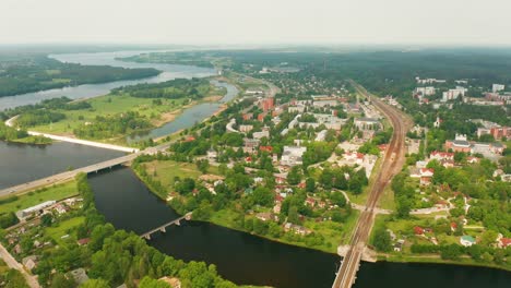 Vista-Aérea-De-Un-Pequeño-Pueblo-Verde-De-Ogre-En-Letonia