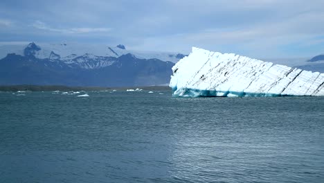 An-Iceberg-slowly-melts