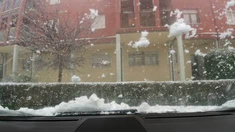 Schneebedeckte-Windschutzscheibe-Aus-Dem-Inneren-Des-Autos