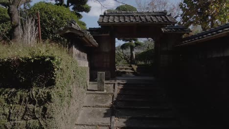 Reibungsloser-Spaziergang-Durch-Den-Eingang-Zum-Japanischen-Garten