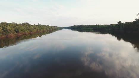 Morgens-über-Einen-Fluss-Im-Amazonas-Dschungel-Fliegen