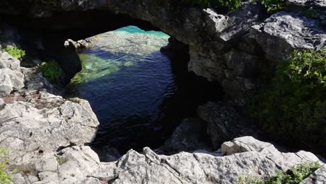Bodenansicht-Der-Grottenklippen,-Felsen-Und-Des-Klaren,-Türkisfarbenen-Wassers