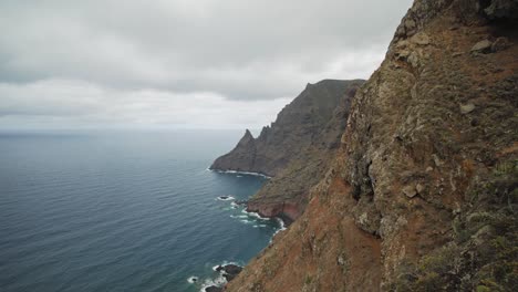 Panoramablick-über-Den-Atlantik-Und-Die-Meeresklippen-Vom-Anaga-Gebirge-Mit-Wolken-über-Dem-Meer-Im-Hintergrund