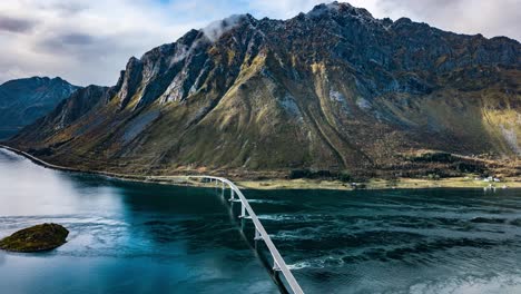 Gimsoystraumen-Brücke-überspannt-Die-Schmale-Meerenge-Von-Gimsoy-Und-Verbindet-Die-Inseln-Austvågøya-Und-Gimsøya