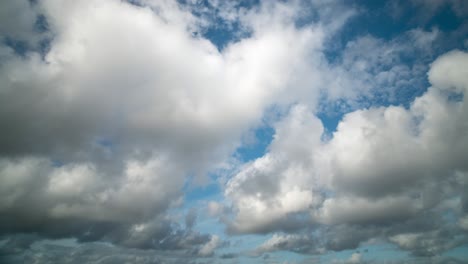 Timelapse-of-clouds-moving-towards-the-viewer-in-a-blue-sky