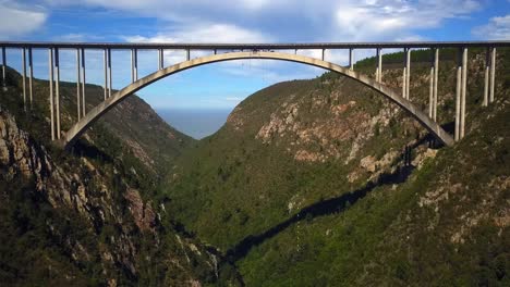 Saltar-Desde-El-Puente-Más-Alto-Bungee,-Bloukrans,-Sudáfrica,-Drone-Aéreo-Hacia-Atrás-Revela-Movimiento