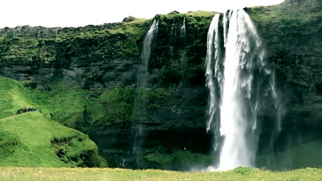Ein-Majestätischer-Wasserfall-Auf-Einer-Hohen-Felsigen-Klippe