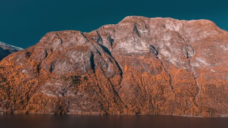 Ein-Prächtiger-Berg,-Der-über-Den-Dunklen-Und-Stillen-Wassern-Des-Oppstrynvatnet-In-Norwegen-Thront