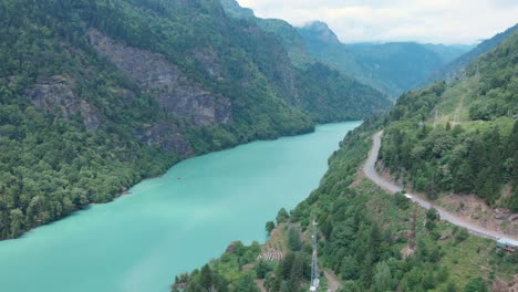 Luftaufnahme-Von-Der-Drohne-Eines-Flusses-Zwischen-Bergen-Und-Der-Wunderschönen-Natur-In-Georgia