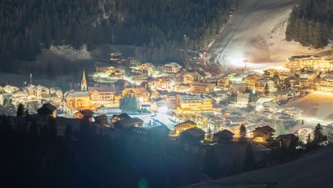 San-Vigilio-Di-Marebbe,-Tirol-Del-Sur,-Italia-En-La-Noche