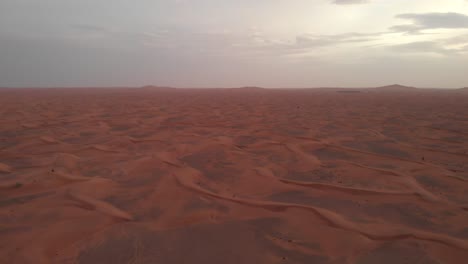 Panorama-Luftaufnahme-Von-Arabischen-Roten-Wüstendünen-Bei-Sonnenuntergang-In-Dubai,-Vereinigte-Arabische-Emirate