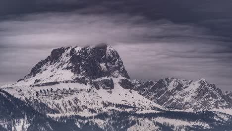 Graue-Düstere-Wolken-Wirbeln-über-Den-Schneebedeckten-Spitzen-Des-Putia-peitlerkofels-In-Den-Dolomiten