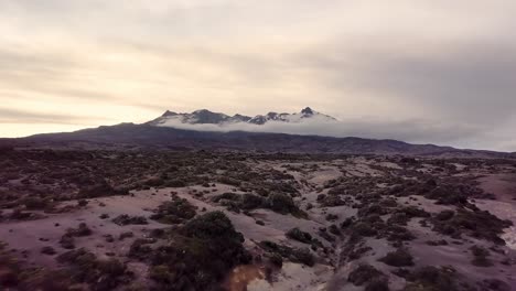 Vuelo-De-Drones-Sobre-El-Desierto-De-Rangipo-Durante-La-Puesta-De-Sol-En-El-Parque-Nacional-De-Tongariro