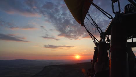 Atemberaubender-Blick-Auf-Den-Sonnenaufgang-über-Kappadokien-Aus-Dem-Inneren-Des-Heißluftballonkorbs