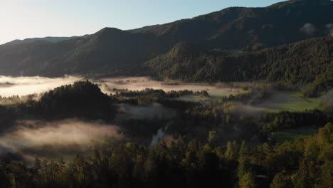 Drone-Aéreo-Disparó-Sobre-Un-Parque-Forestal-Brumoso-En-Las-Montañas-De-Bled,-Eslovenia