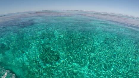 Untergetauchte-Korallenköpfe-In-Einer-Atolllagune-Mit-Sanftem-Kielwasser,-Handgehalten