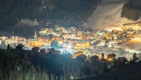 Eine-Nachtansicht-Von-St.-Vigil-In-Enneberg,-Einer-Kleinen-Stadt-In-Südtirol,-Italien
