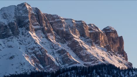 Schöner-Sonnenuntergang-über-Dem-Berg-Crusc-De-Rit-In-Den-Dolomiten-In-Südtirol,-Italien