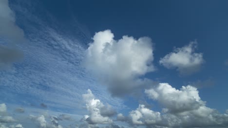 Timelapse-De-Nubes-Moviéndose-Hacia-Los-Lados-En-Un-Cielo-Azul
