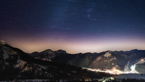Der-Majestätische-Nachthimmel-über-Der-Stadt-Alplan-In-Südtirol,-Italien