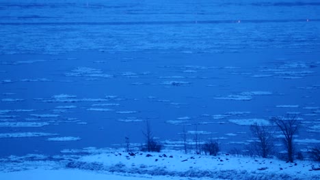 Das-Eis-Passiert-In-Einem-Fluss-Beschleunigt