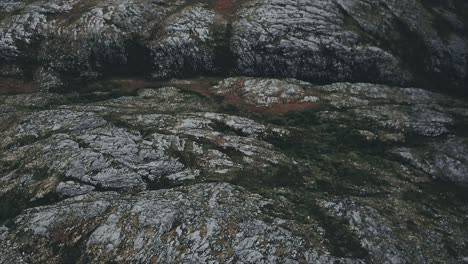 Fliegen-über-Die-Felsen-Von-Norwegen