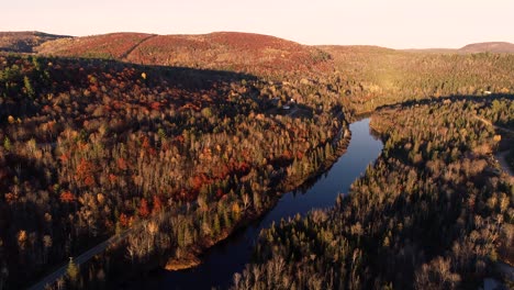 Ein-Langer-Und-Friedlicher-Fluss,-Umgeben-Von-Einem-Farbenfrohen-Herbstwald