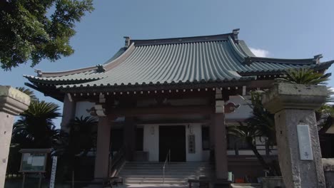 Retirada-De-Drones-Del-Templo-Japonés-Por-Las-Escaleras