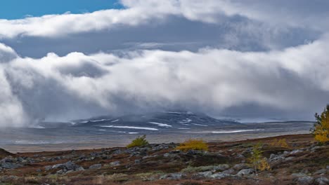 Pesadas-Nubes-Blancas-Girando-Sobre-La-Tundra-Cerca-Del-Círculo-Polar-ártico-En-Noruega