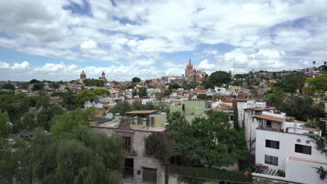 San-Miguel-de-Allende,-Guanajuato,-Mexico,-time-lapse,-clouds,-Parroquia-de-San-Miguel-Arcángel-and-blue-background
