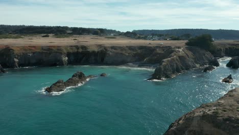 Klares-Meerwasser-An-Einem-Hellen,-Sonnigen-Tag-Entlang-Der-Nordküste-Kaliforniens